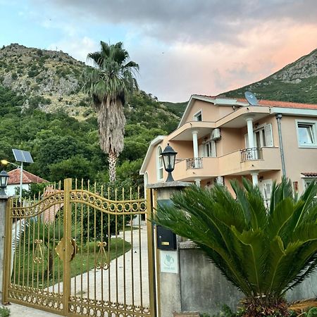 Carine Garden Risan Exterior foto