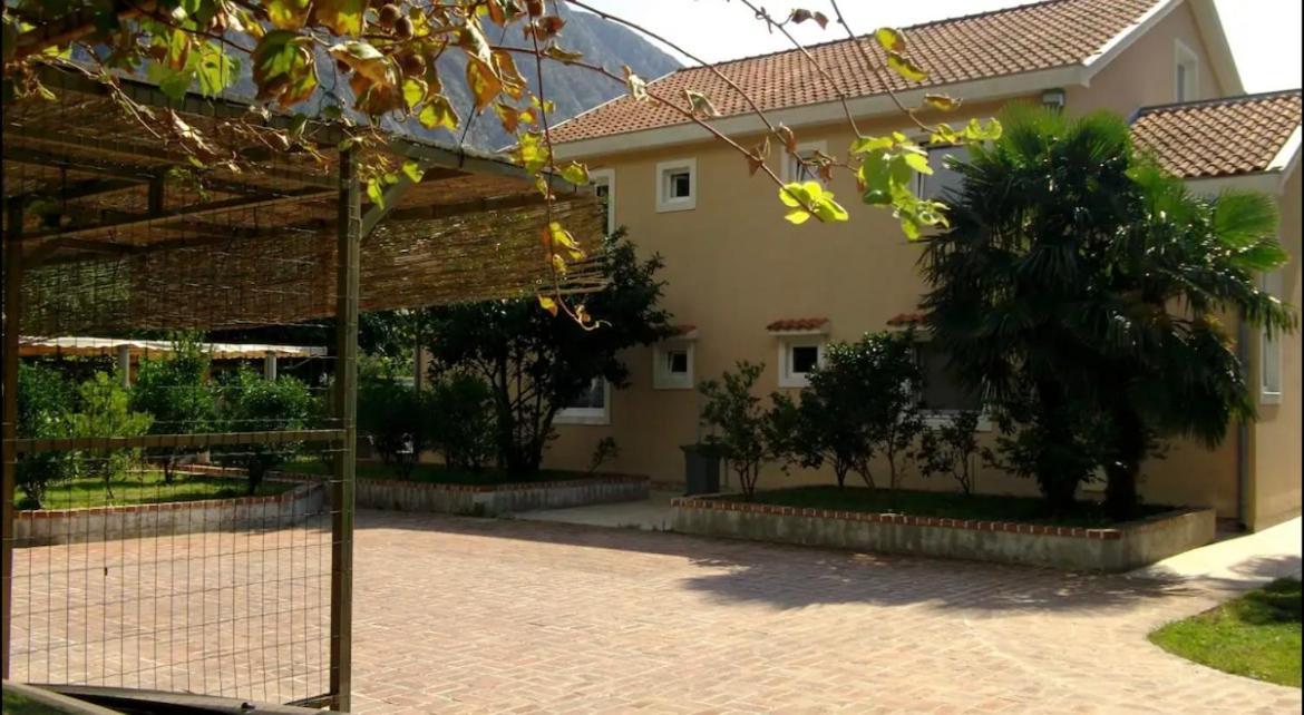 Carine Garden Risan Exterior foto