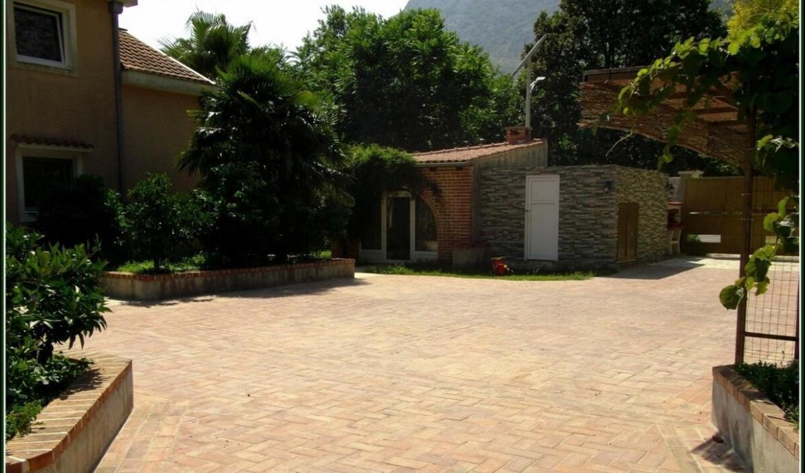 Carine Garden Risan Exterior foto