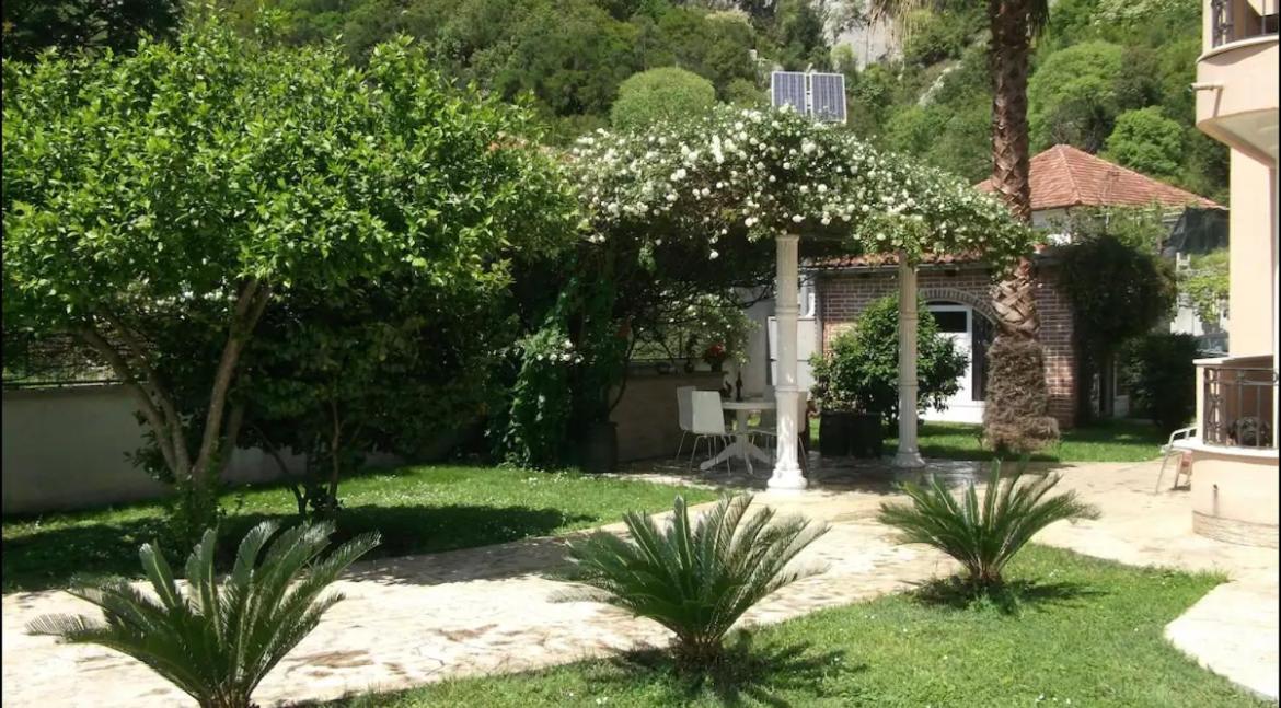 Carine Garden Risan Exterior foto