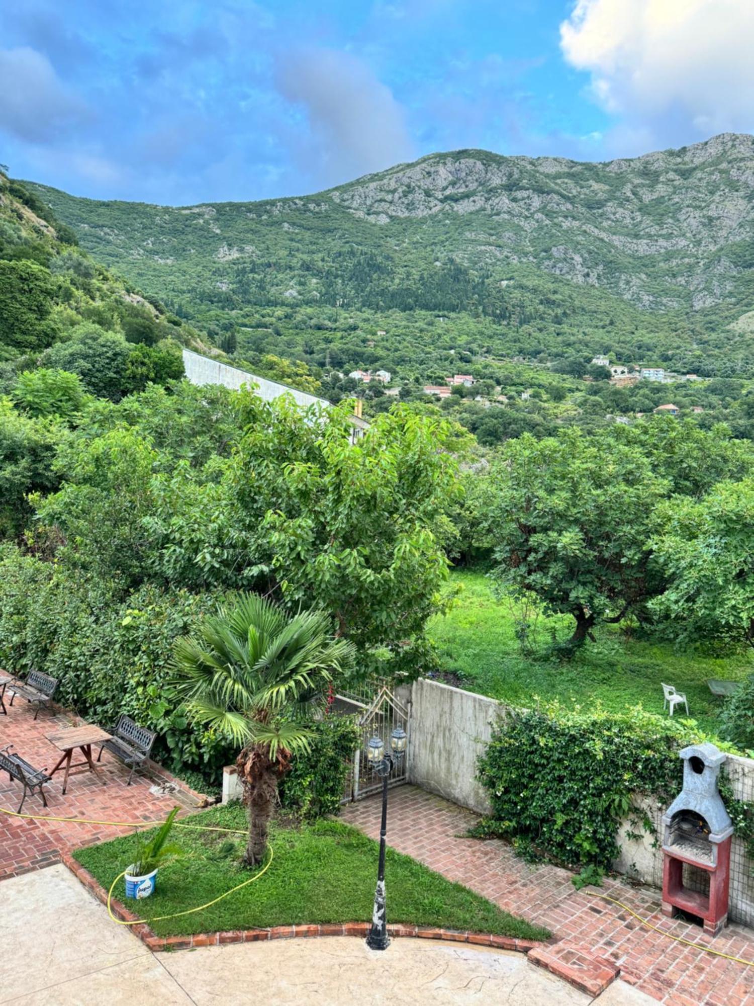 Carine Garden Risan Exterior foto