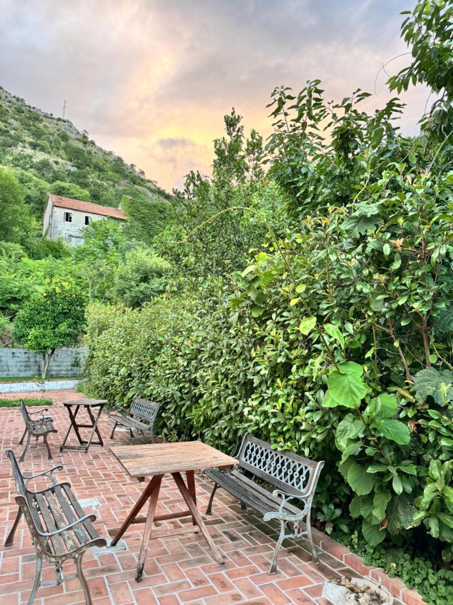 Carine Garden Risan Exterior foto