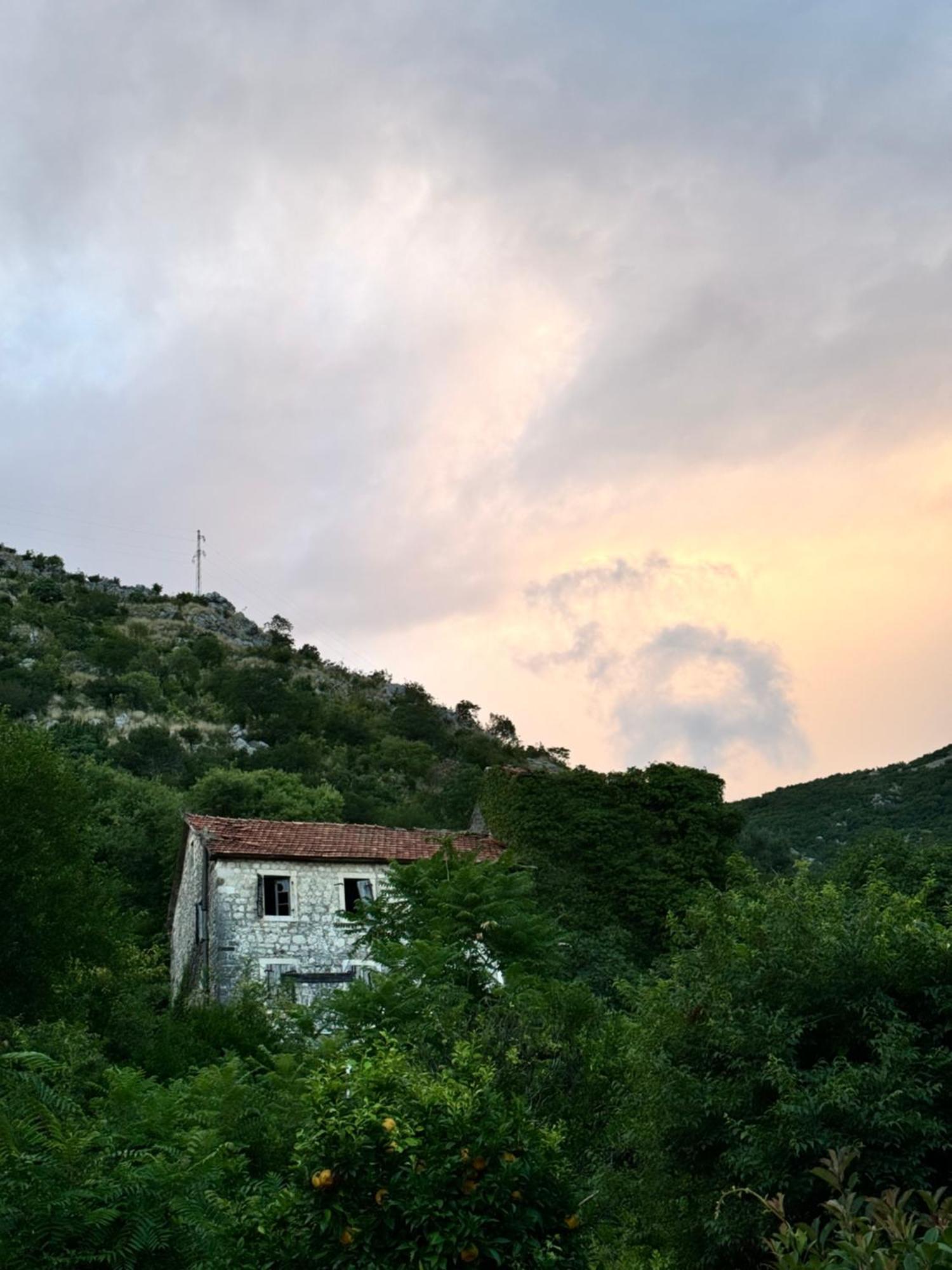 Carine Garden Risan Exterior foto