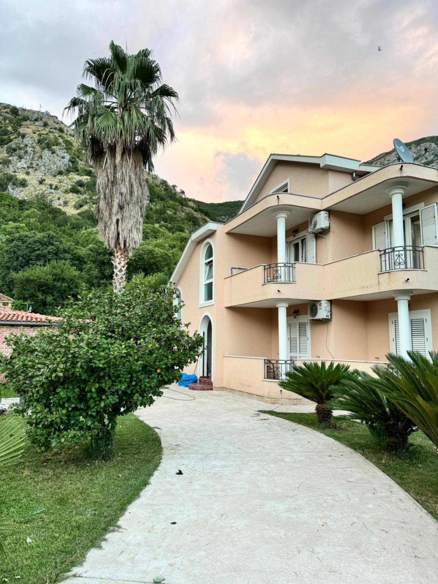 Carine Garden Risan Exterior foto